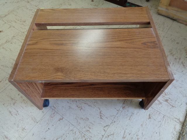 lot 6194 image: 21x15x13 12 Rolling Table