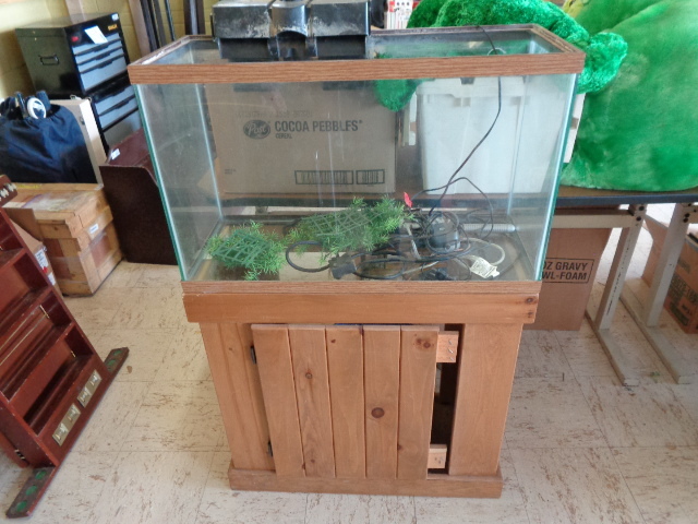 lot 6208 image: 28 gallon Fish Tank w 28 H Wood Stand