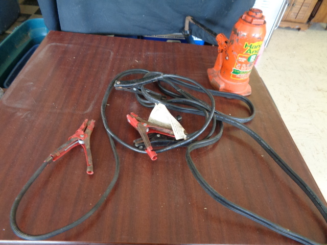 lot 6214 image: 8 Ton Handy Andy Jack and set of jumper cables