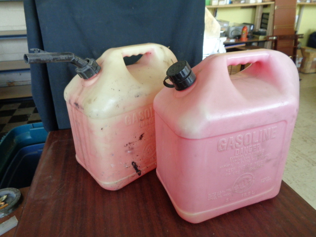 lot 6224 image: 2- 5 Gallon Gas Cans