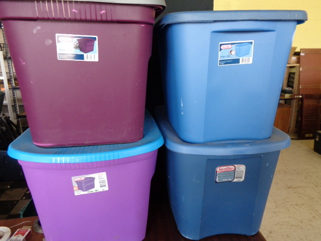 lot 6227 image: 4-18 Gallon Totes w lids