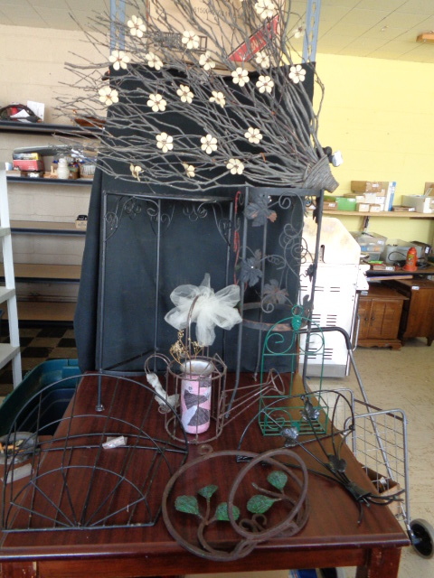 lot 6233 image: Metal home Dcor