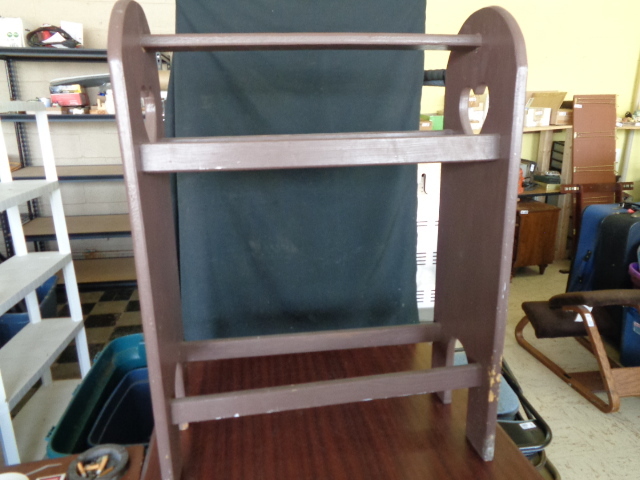 lot 6243 image: 33 Tall Quilt Rack