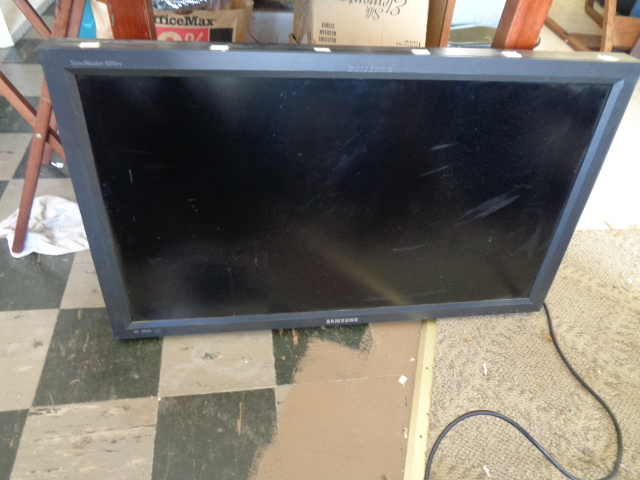 lot 6249 image: 40 Samsung Monitor WORKS