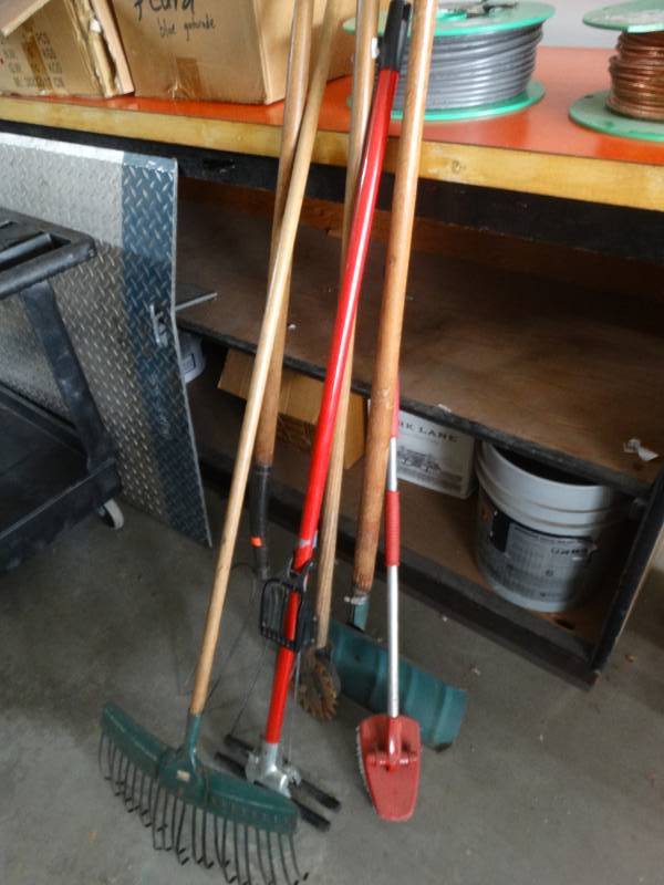 lot 5533 image: Lot of yard tools