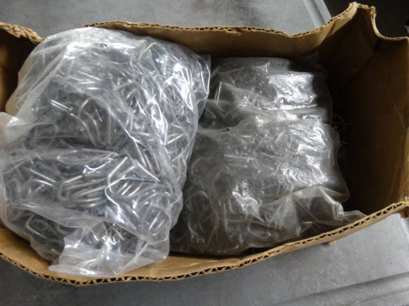 lot 8403 image: metal clips for plastic strapping