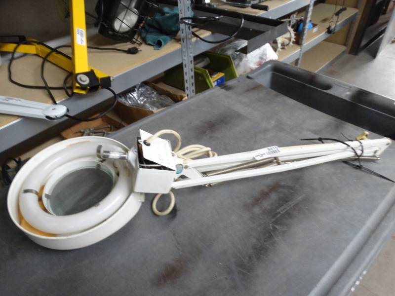 lot 8415 image: Magnifying shop light.