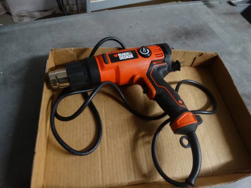 lot 8432 image: Black and decker heat gun.