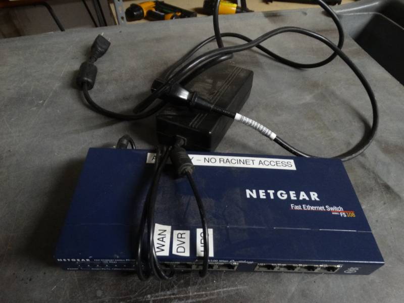 lot 8433 image: Netgear fast ethernet switch.