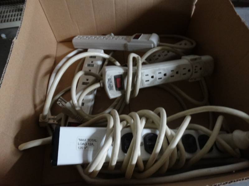lot 8435 image: Lot of 5 power strips.