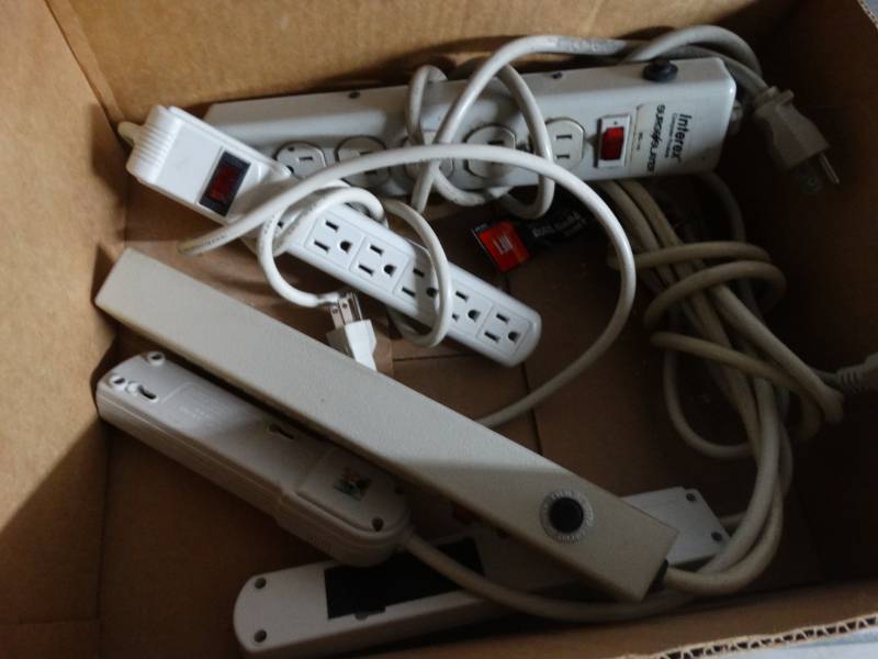 lot 8436 image: Lot of 5 power strips.