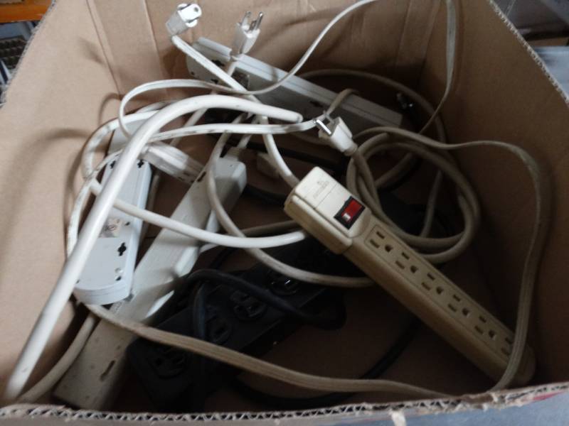 lot 8437 image: Lot of 5 power strips.