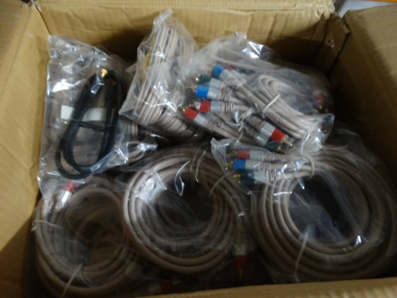 lot 8439 image: Lot of digital component video cable.