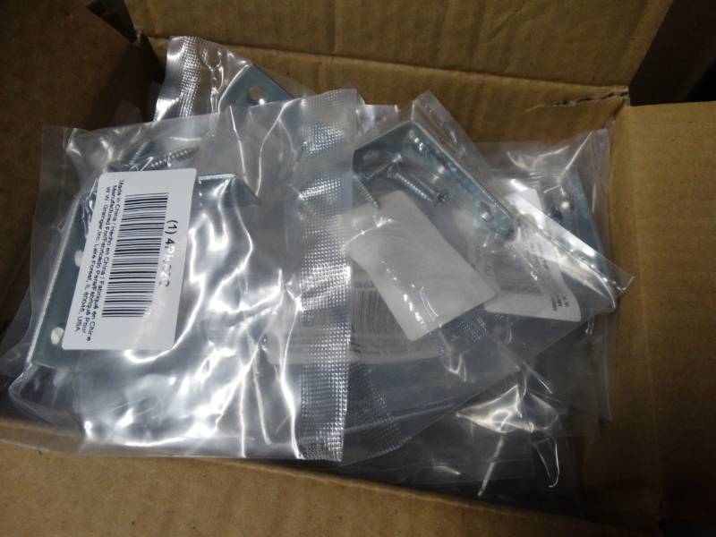 lot 8468 image: Lot of L brackets.