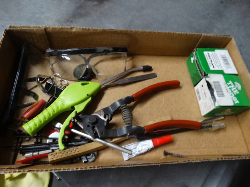 lot 8474 image: Lot of 2 safety glasses, razor, & misc hardware.