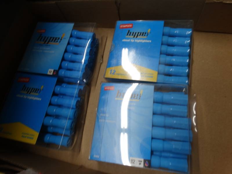 lot 8477 image: Lot of 4 boxes of new blue highlighters.