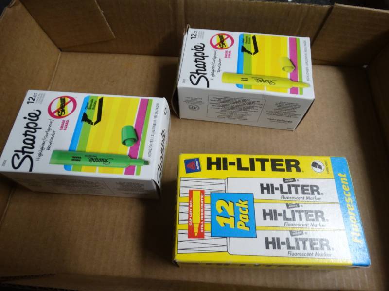 lot 8481 image: 3 Boxes of highlighters 2 green & 1 yellow.