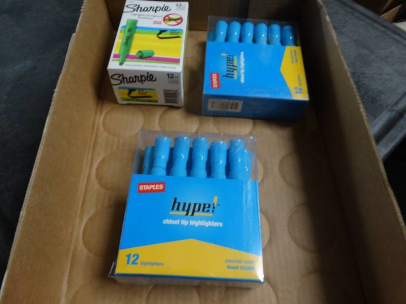 lot 8482 image: 3 Boxes of highlighters 2 blue & 1 green.