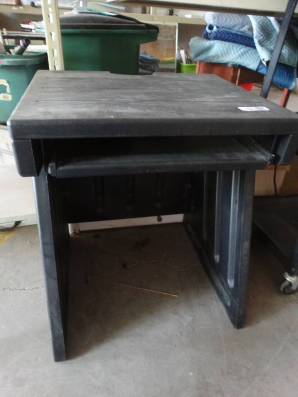 lot 8498 image: Small plastic desk.