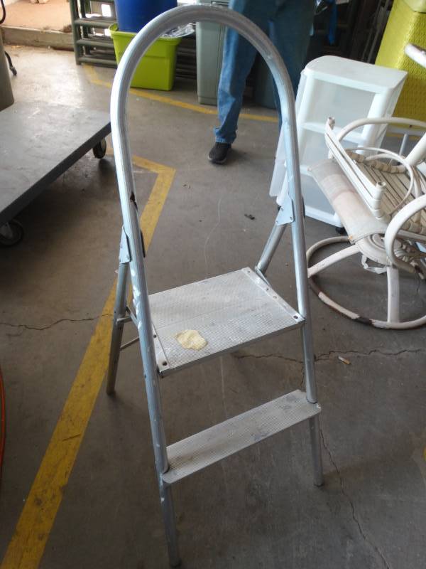 lot 8499 image: Aluminum step ladder.