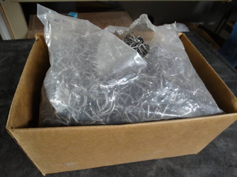 lot 8513 image: Metal wire clips for plastic banding