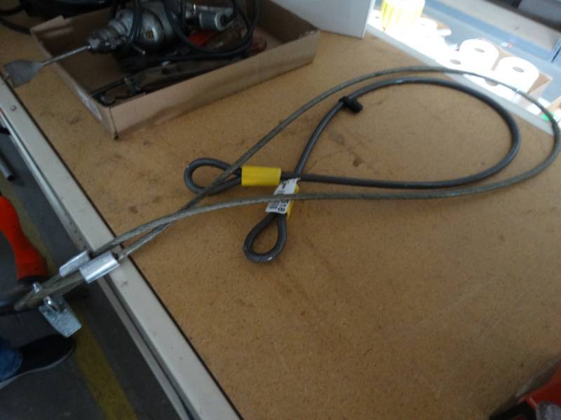 lot 8518 image: 2 Wire cable locks.