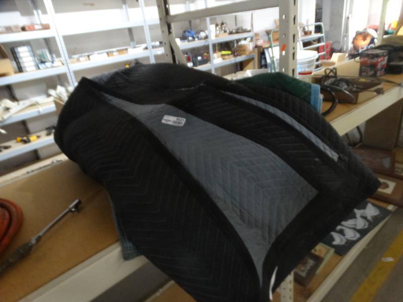 lot 8521 image: Lot of 5 moving blankets.