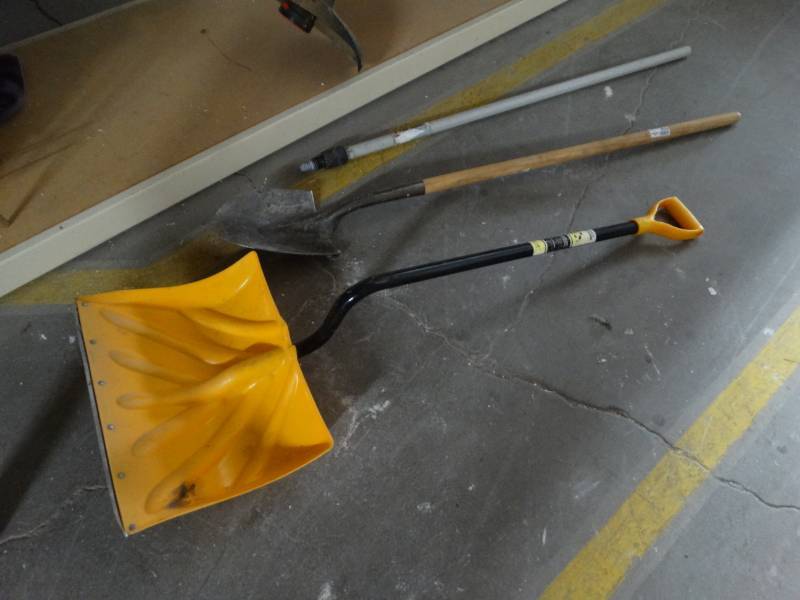 lot 8528 image: Lot of shovel & snow shovel.