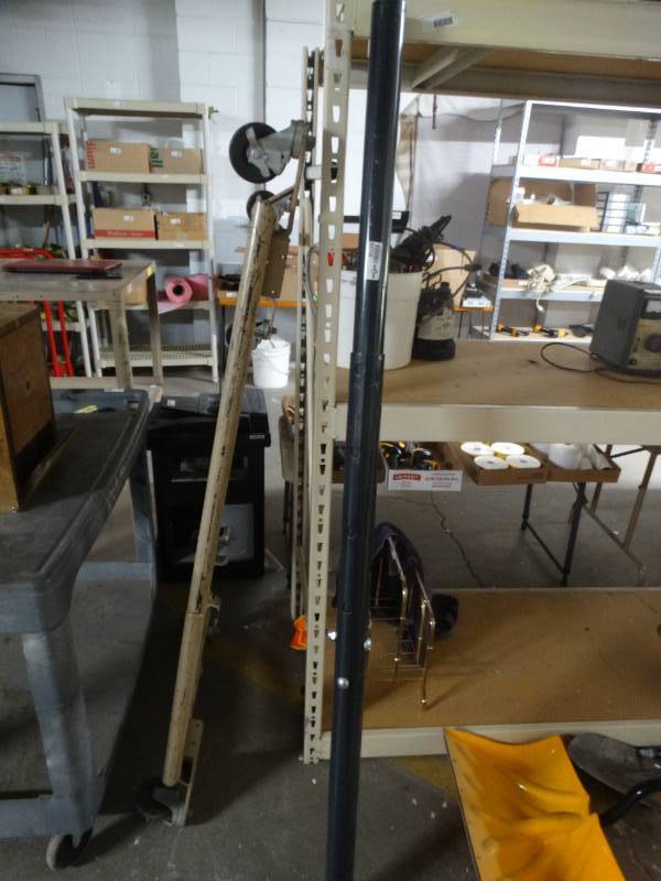 lot 8529 image: Adjustable support post.