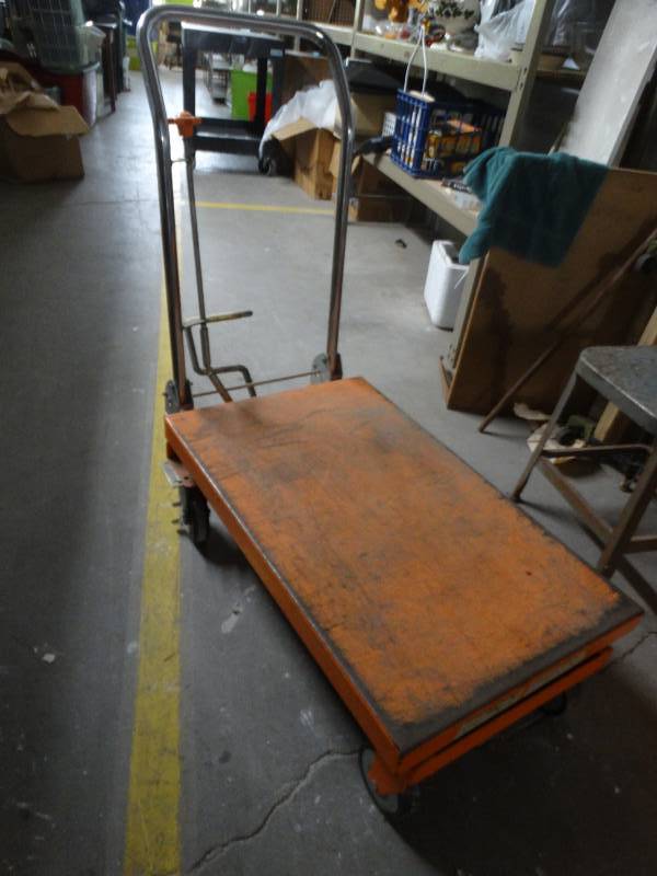 lot 8530 image: Central hydraulic table cart 1100lb.
