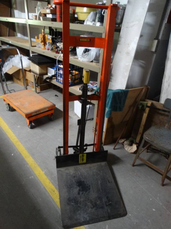 lot 8531 image: Wesco hydraulic platform lift truck- 750 lb