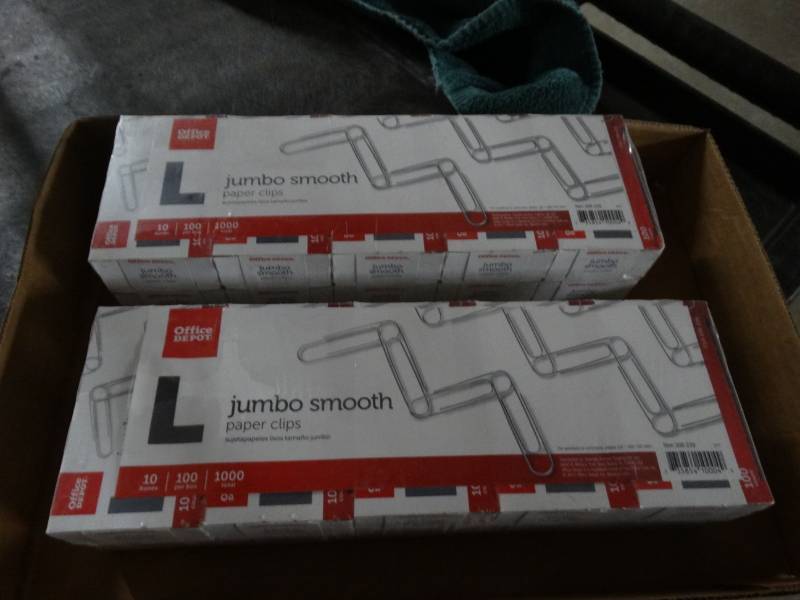 lot 8539 image: Jumpo paper clips 2 cases, new.