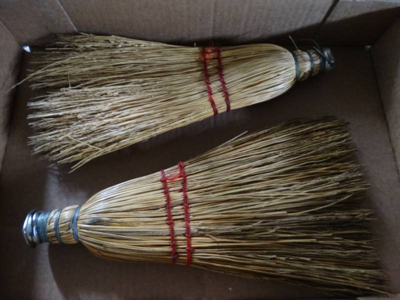 lot 8543 image: 2 Hand brooms.