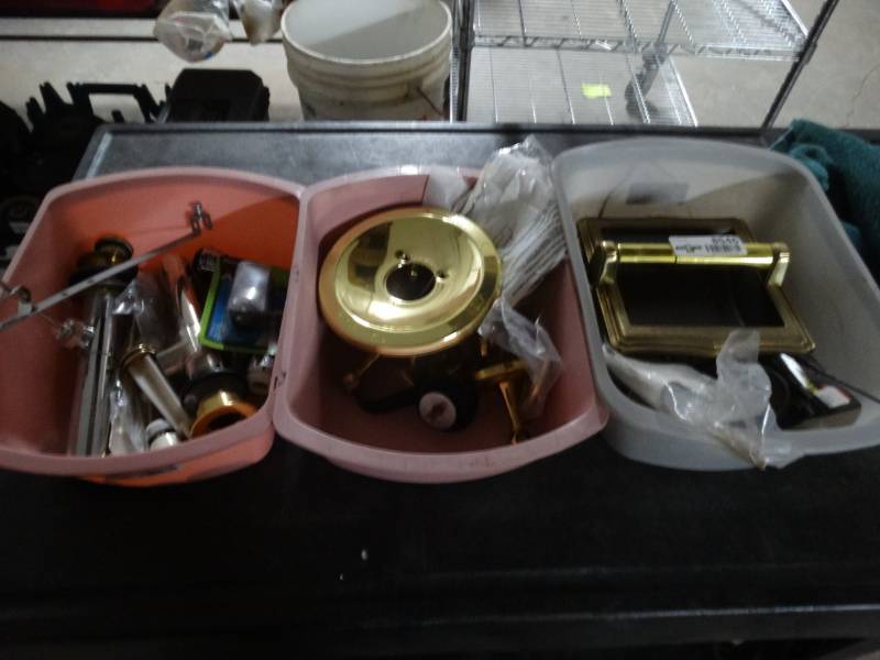lot 8546 image: Lot of bathroom repair items.