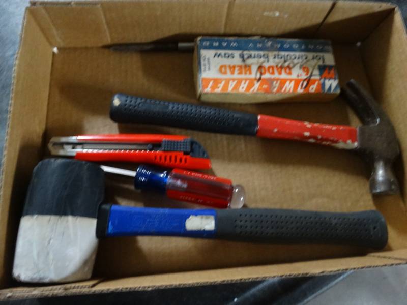 lot 8548 image: Lot of mallet, hammer, dado heads 6 and a screw driver.