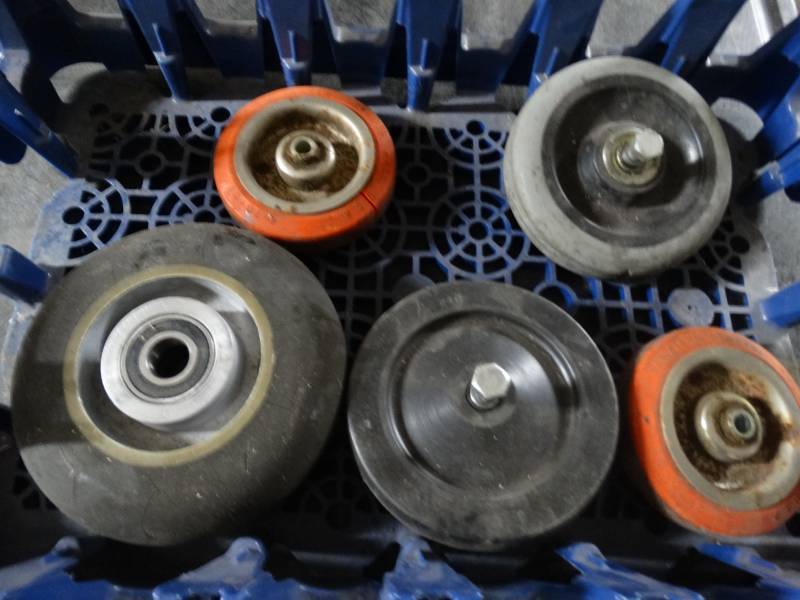 lot 8558 image: Lot of casters.