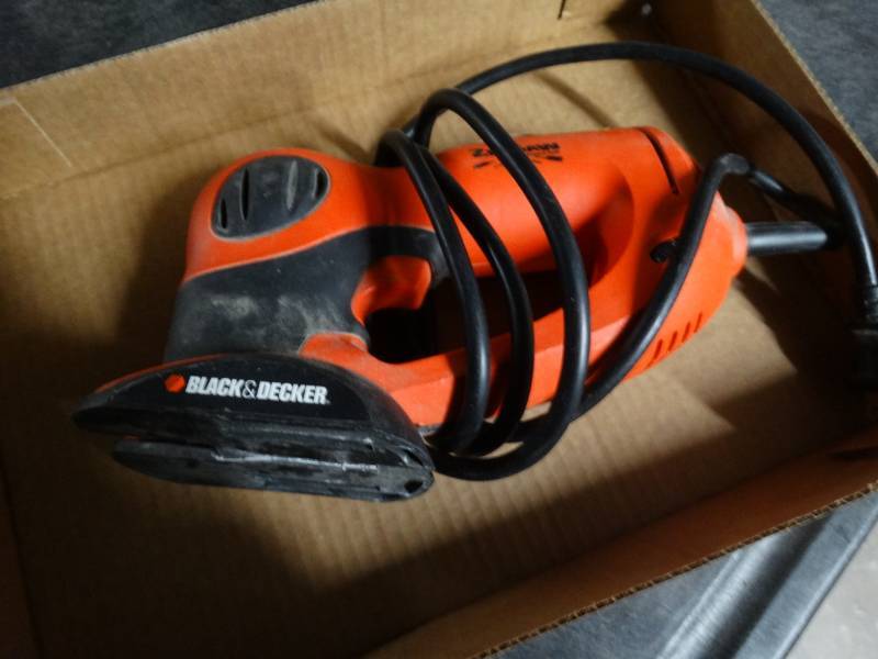 lot 8566 image: Black and Decker zip saw.