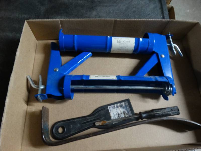 lot 8576 image: 2 Caulking guns and a pry bar.
