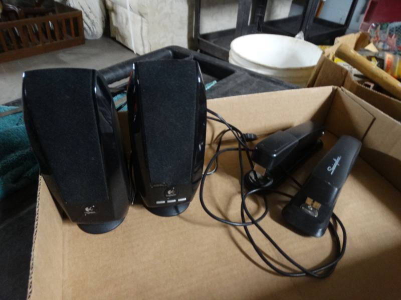 lot 8577 image: 2 Speakers and 2 staplers.