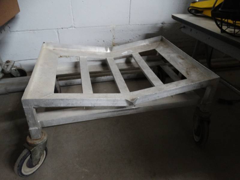 lot 8583 image: Metal roller cart.
