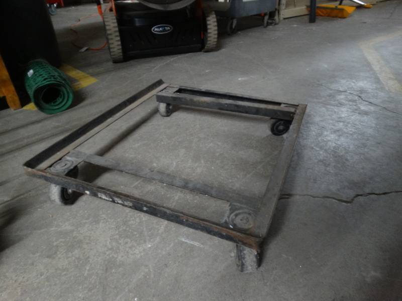lot 8584 image: Metal roller cart.