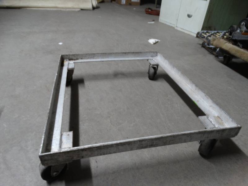 lot 8585 image: Metal roller cart.