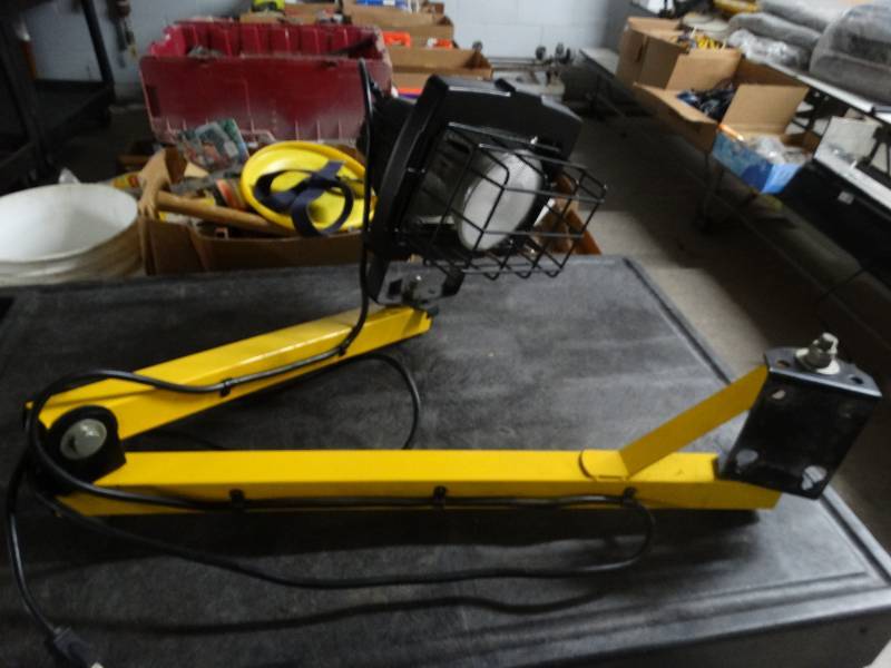 lot 8587 image: Adjustable work light.