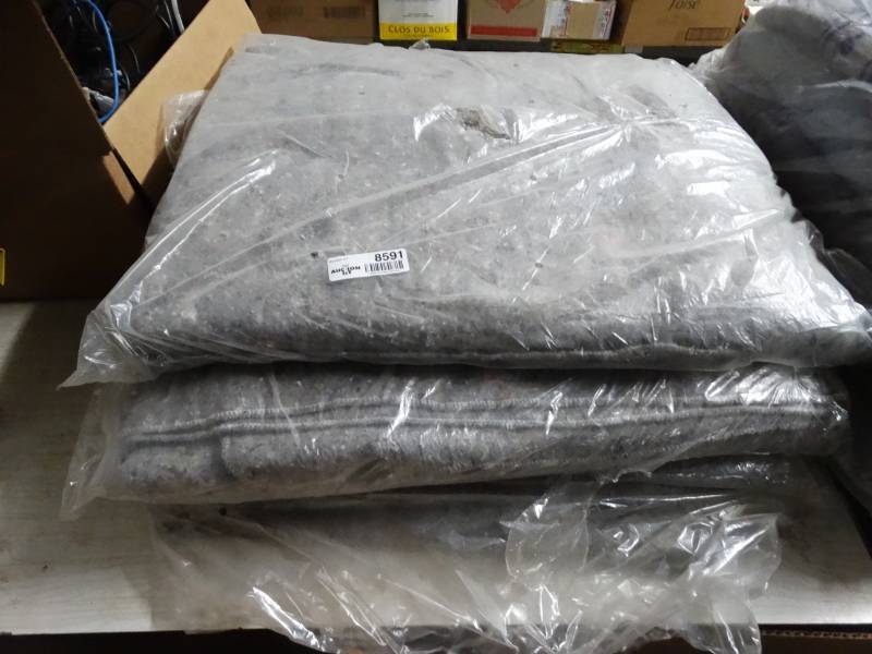 lot 8591 image: 4 Moving blankets.