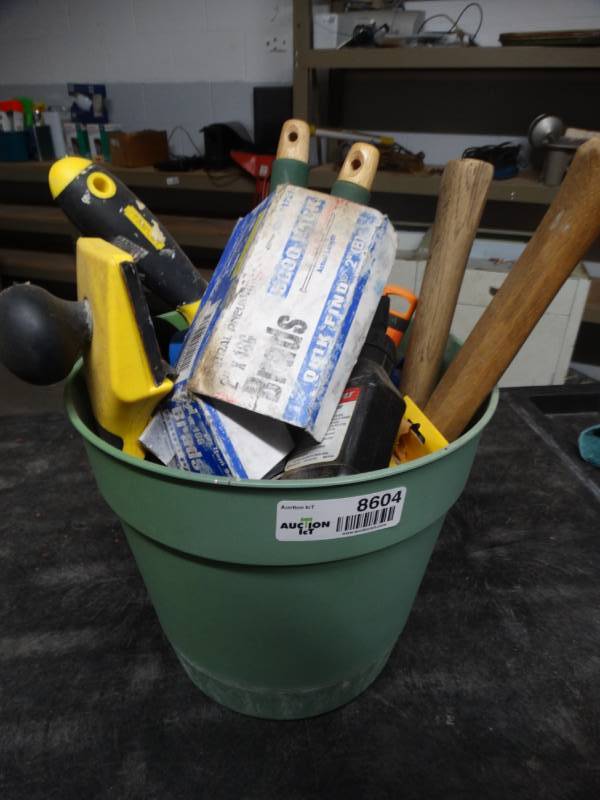 lot 8604 image: Hammers, putty knifes, gardening tools and more.