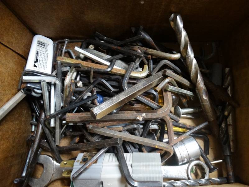 lot 8618 image: Lot of various drill bits and tools.