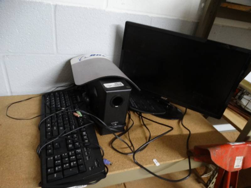 lot 8619 image: Acer monitor with keyboard and speaker.