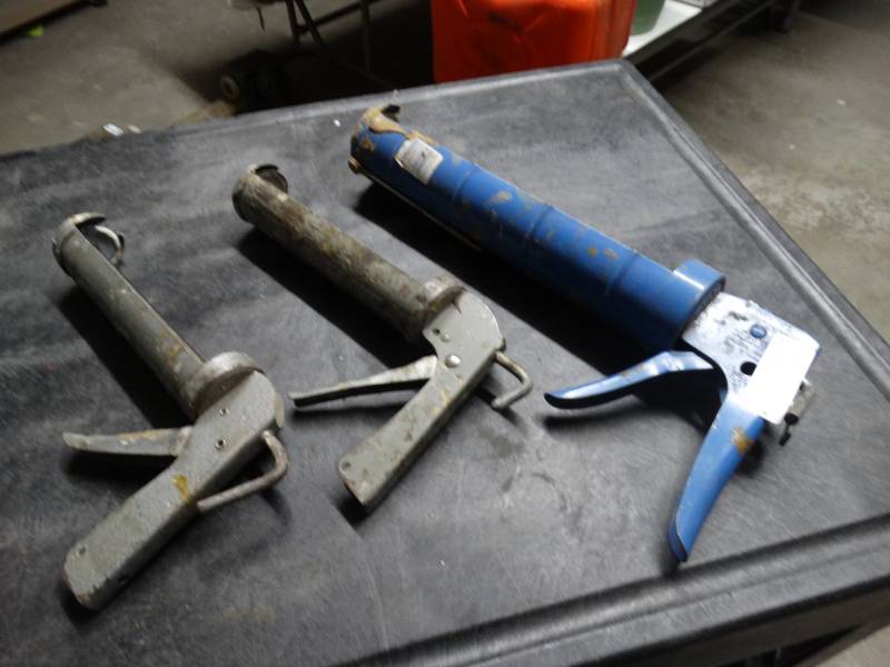 lot 8623 image: 3 Caulking guns.
