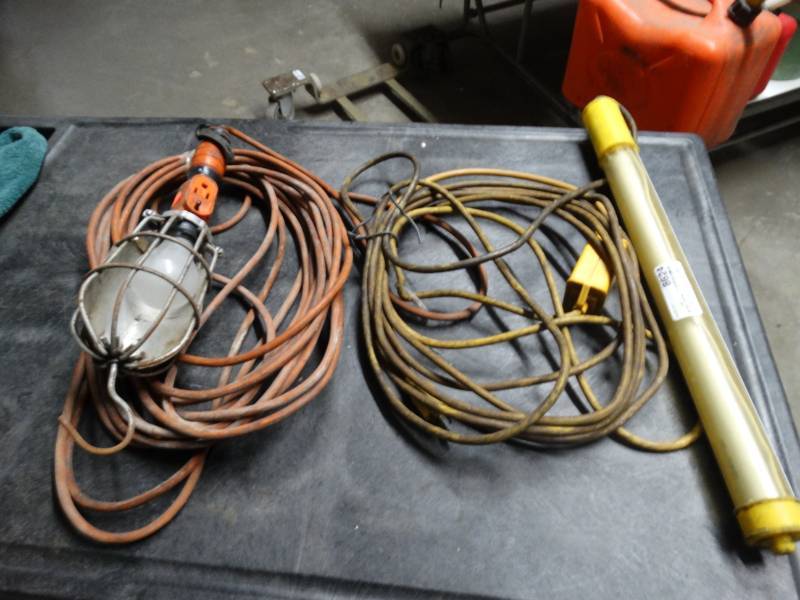 lot 8624 image: Extension cord and 2 drop lights.
