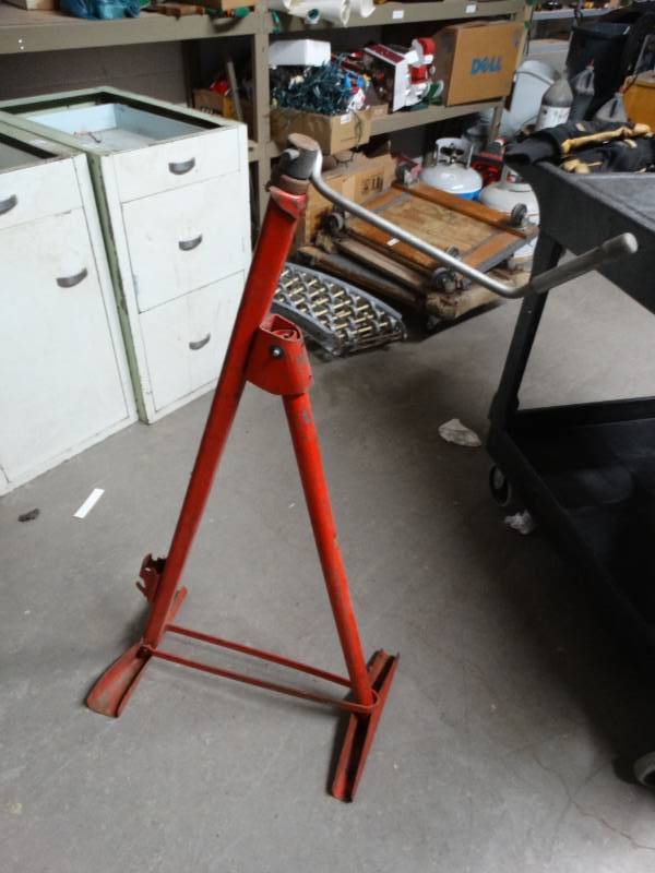lot 8628 image: Bumper jack, 2500 lb capacity.